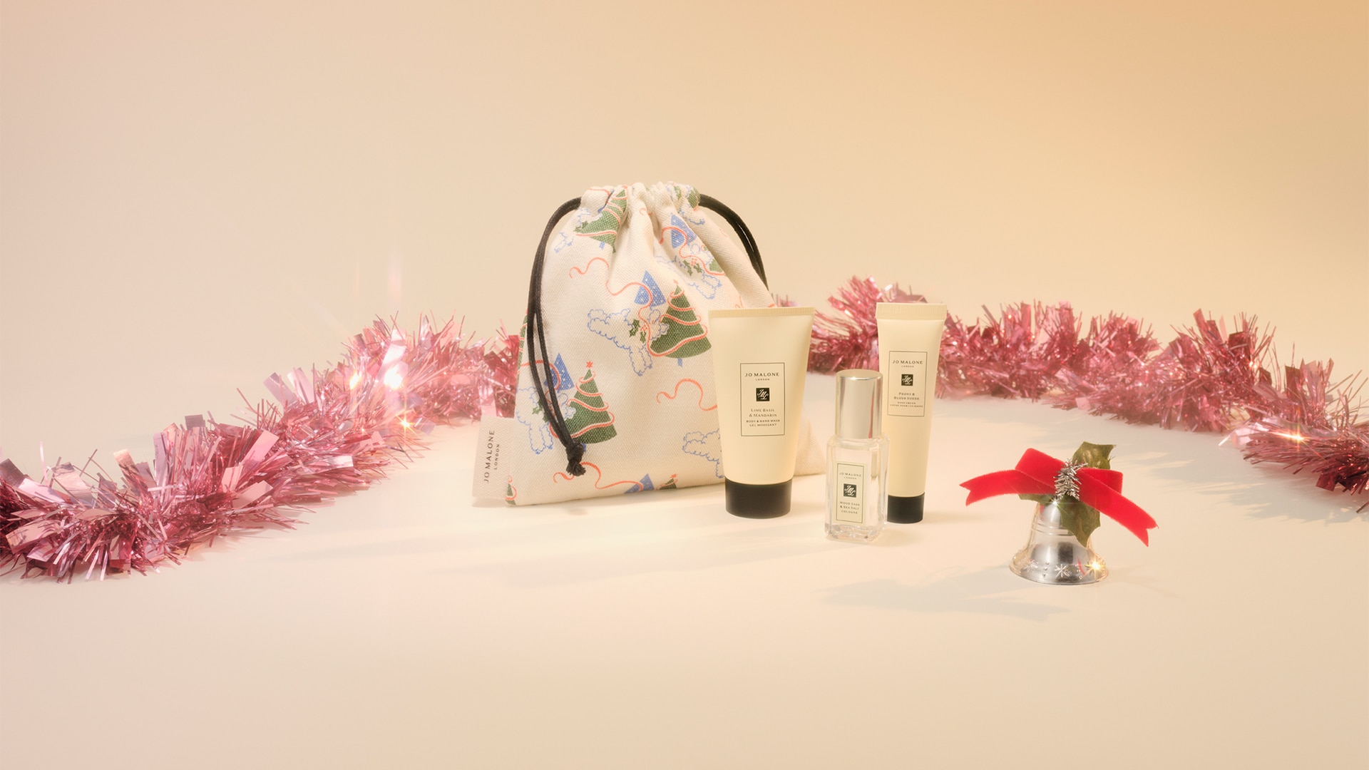 Receive a complimentary Fragrant Favourite Trio with orders over 660 SAR 